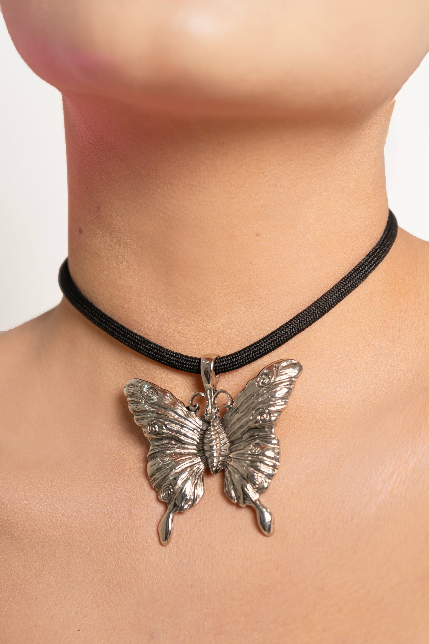 collar mariposa