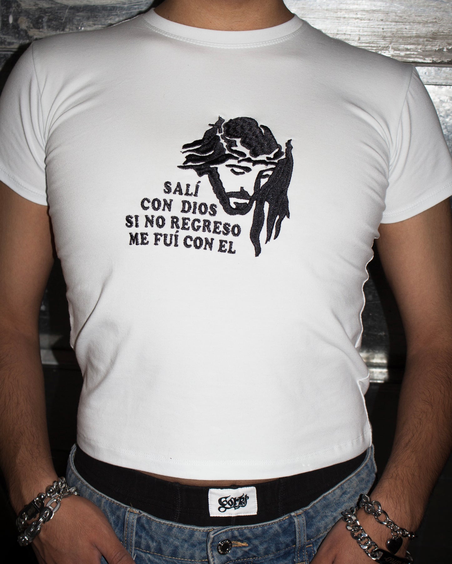 baby tee “SALÍ CON DIOS” blanca