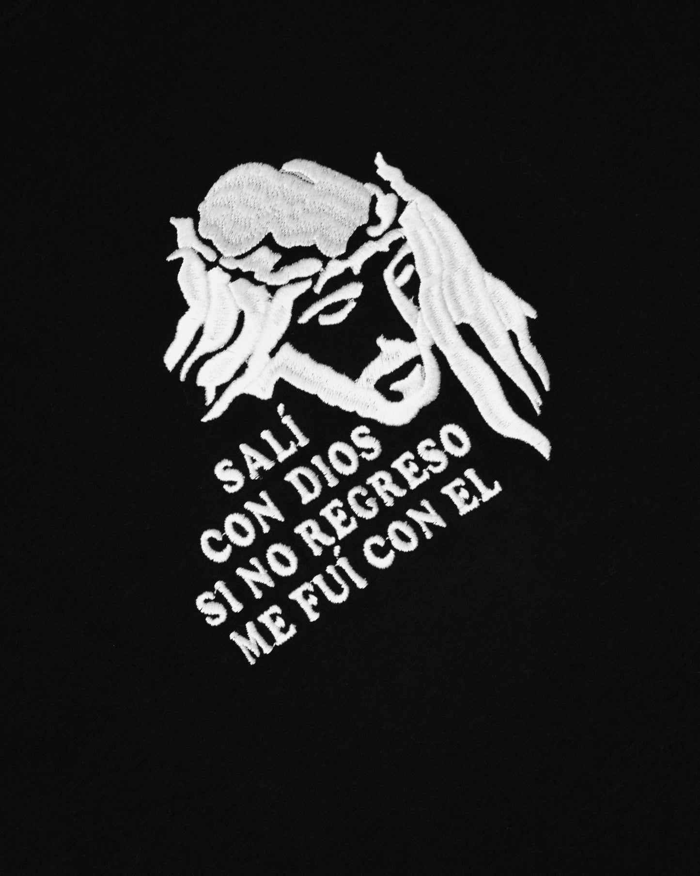 baby tee “SALÍ CON DIOS” negra