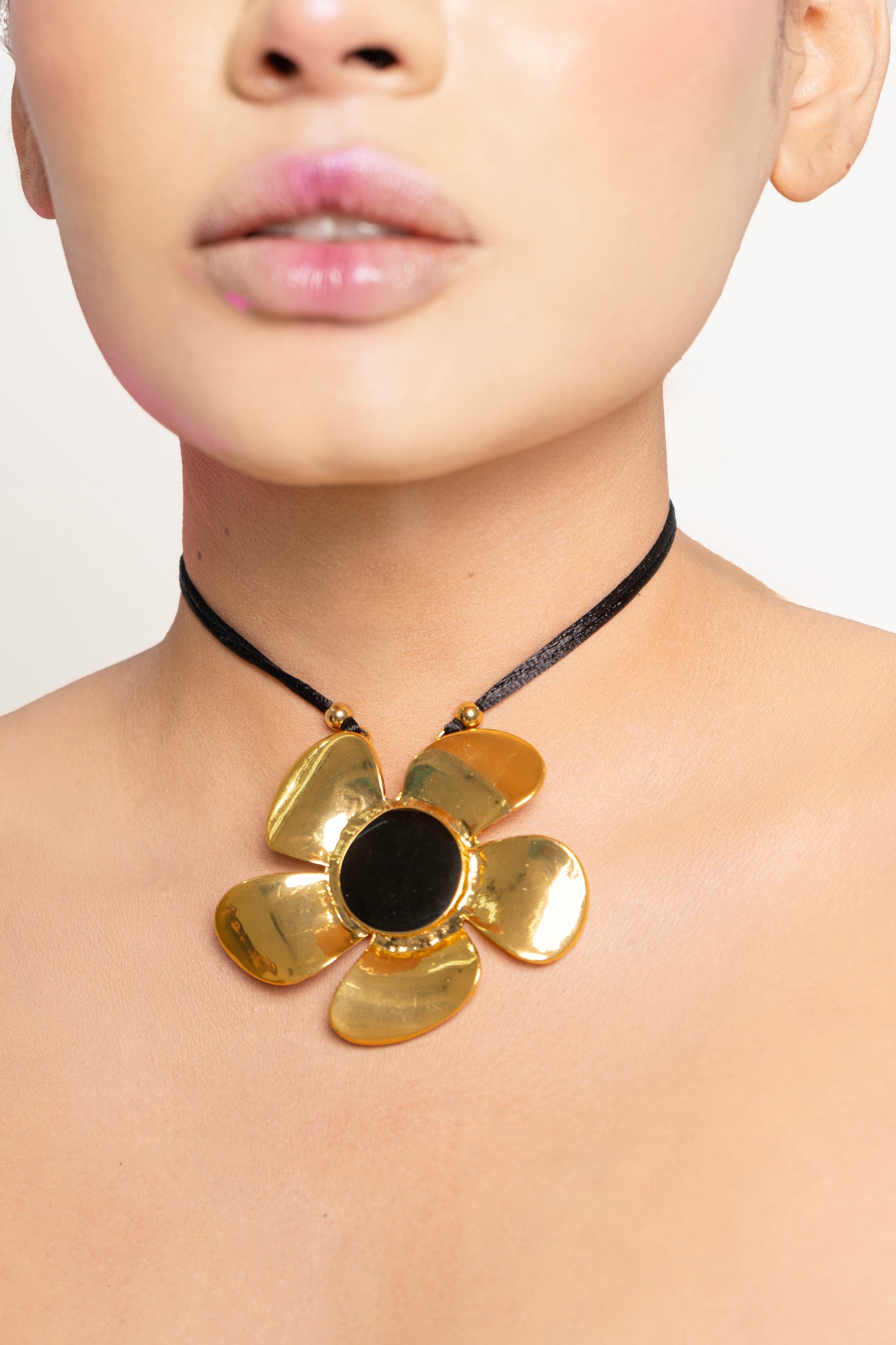 collar flor goldie black