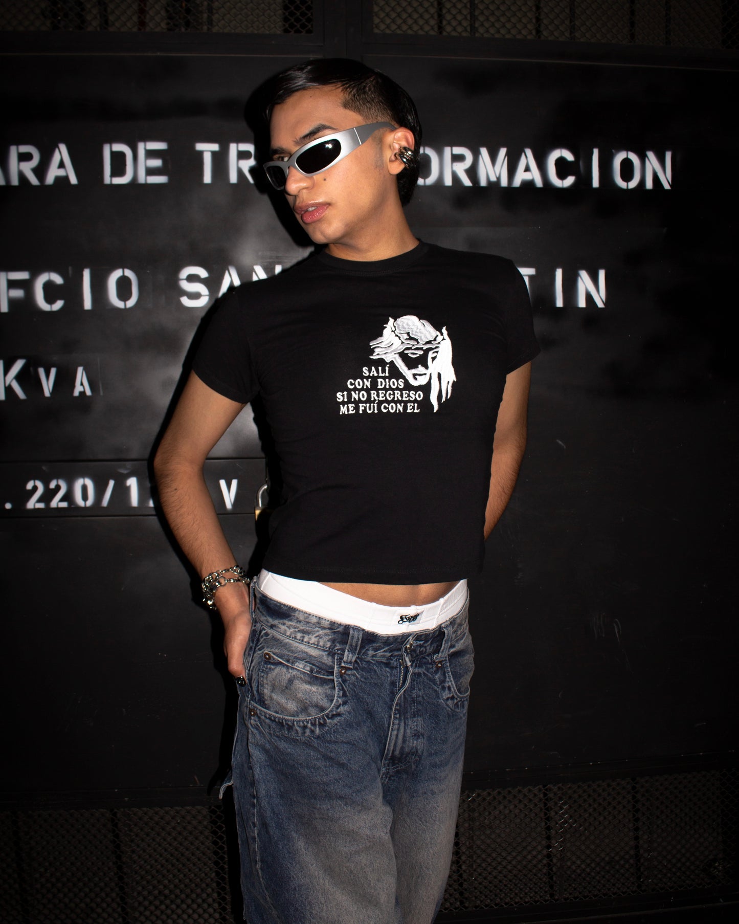 baby tee “SALÍ CON DIOS” negra