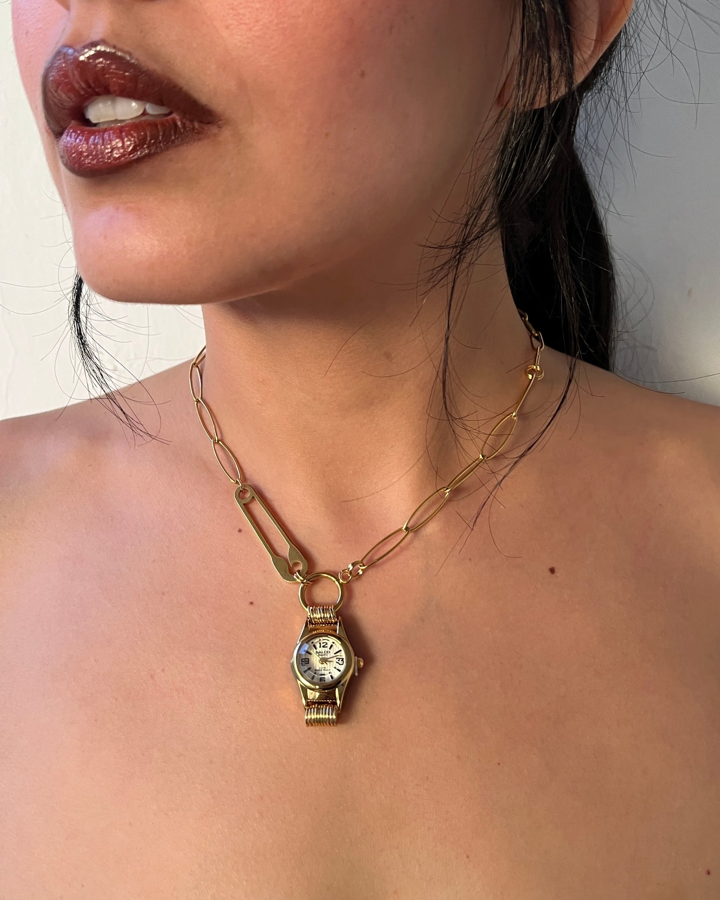 collar imperdible goldie